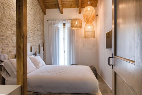 Family Quadruple Room | Minibar, in-room safe, desk, soundproofing