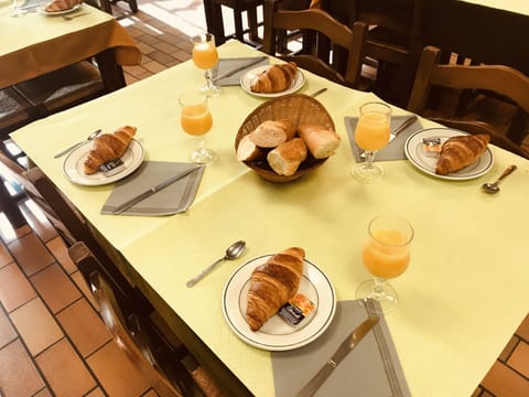 Cooked-to-order breakfast on weekdays (EUR 9 per person)