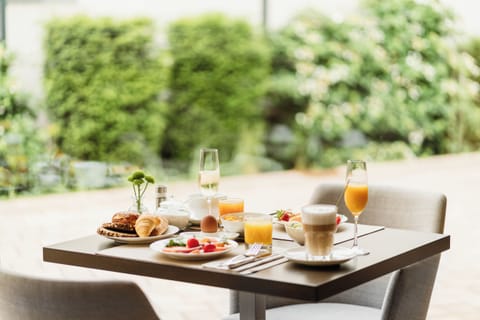 Daily buffet breakfast for a fee