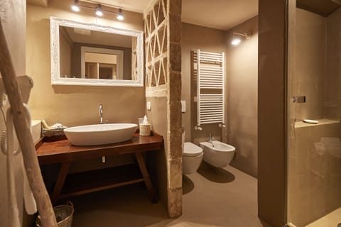 Deluxe Room, 1 King Bed (2 livelli - Dimore) | Bathroom | Shower, rainfall showerhead, free toiletries, hair dryer