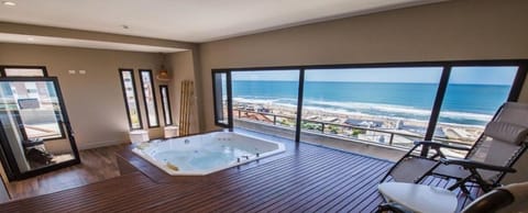 Sauna, hot tub