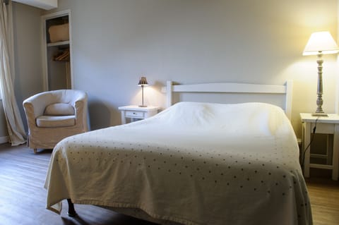 Desk, blackout drapes, soundproofing, cribs/infant beds