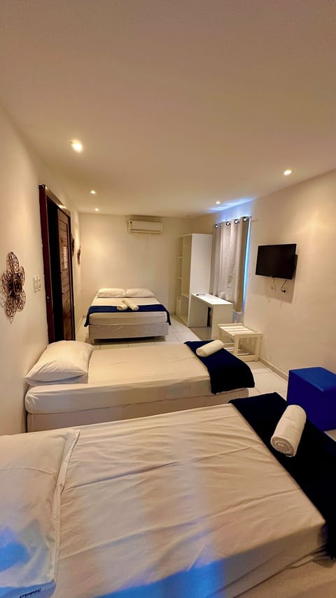 Quarto Quadruplo padrão | Minibar, in-room safe, desk, free WiFi