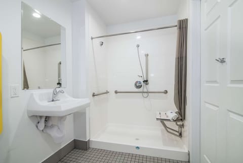 Combined shower/tub, free toiletries, towels, soap