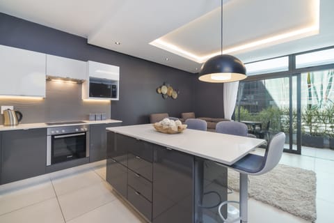 Comfort Apartment, 1 King Bed, Non Smoking | Private kitchen | Fridge, microwave, oven, stovetop