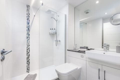 Deluxe Double or Twin Room | Bathroom | Shower, rainfall showerhead, free toiletries, hair dryer