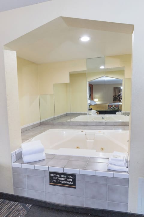 Deluxe Suite, 1 King Bed, Non Smoking | Premium bedding, desk, cribs/infant beds, rollaway beds