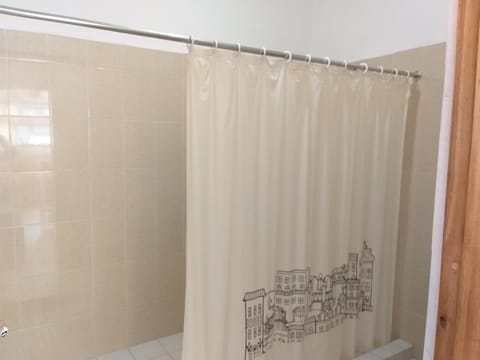 Shower, free toiletries, towels