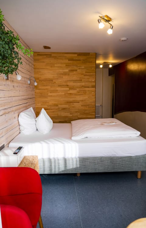 Deluxe Single Room | Hypo-allergenic bedding, desk, laptop workspace, iron/ironing board