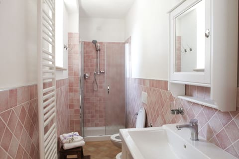 Double Room | Bathroom | Shower, free toiletries, hair dryer, bidet