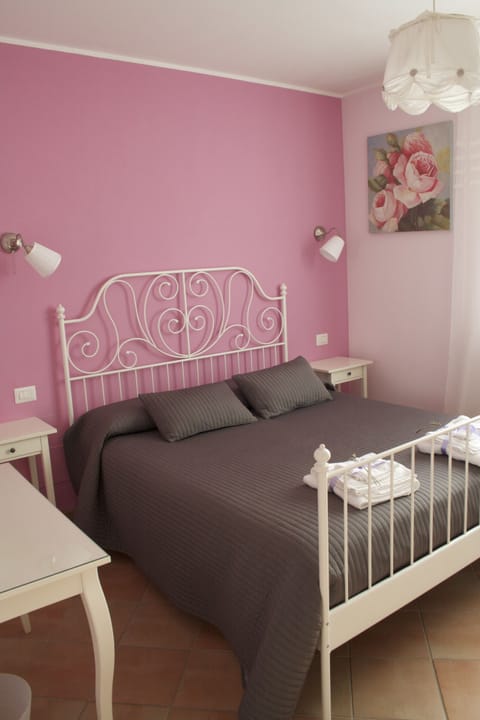 Double Room | Desk, free cribs/infant beds, rollaway beds, free WiFi