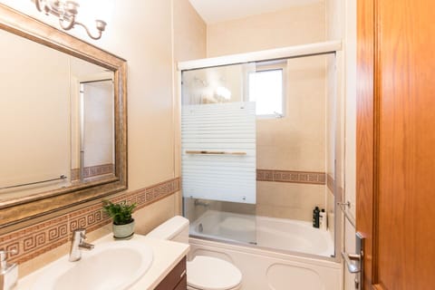Classic Room, 1 Queen Bed | Bathroom | Combined shower/tub, hair dryer, slippers, heated floors