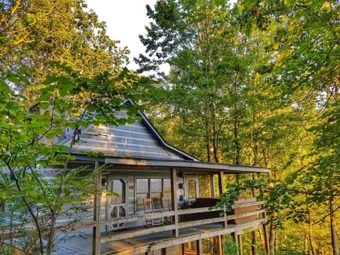 2br/2.5ba Pet Friendly Blue Ridge Cabin Rental with Hot Tub, Pool Table and Mountain View