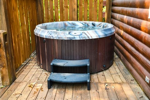 2br/2ba Pet Friendly Blue Ridge Cabin Rental with Hot Tub and Wifi