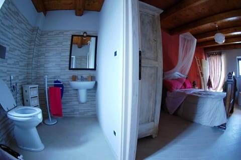 Quadruple Room | Bathroom | Free toiletries, hair dryer, bidet, towels