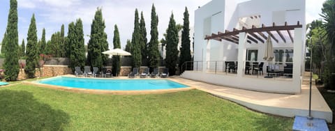 Exterior lanscape, swimming pool and Villa Ohana.