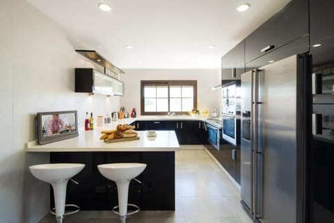 Fully equipped kitchen.