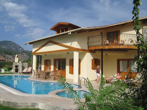 Back of villa & swimming pool