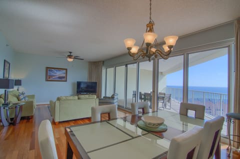 dinning room with 6 chairs