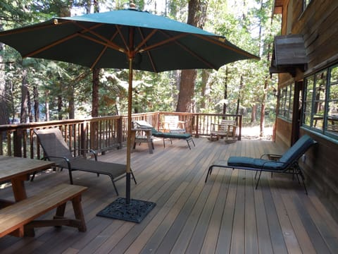 Relax! Beautiful large Fiberon deck w furniture-finish, gas BBQ, swing