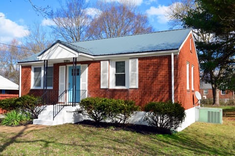 Curb appeal in wonderful quite neighborhood