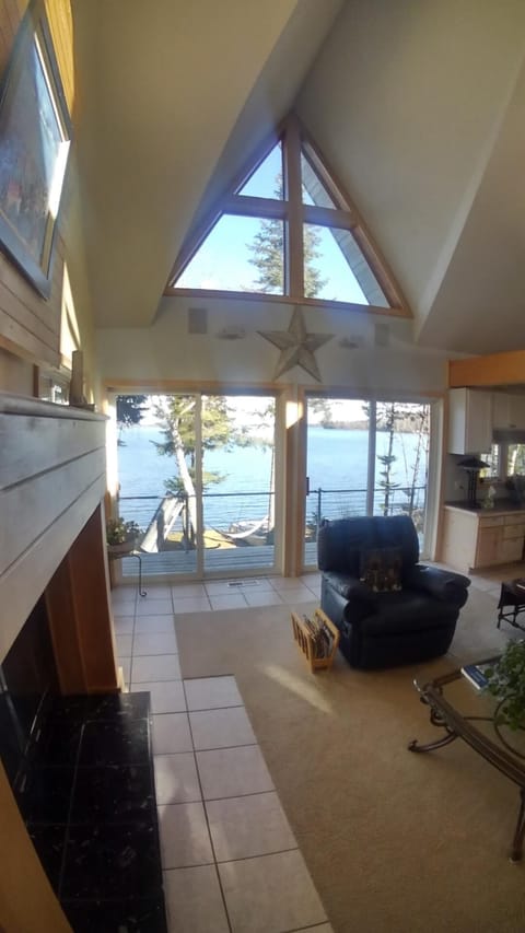 Living room with view to the lake.