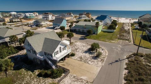 Casa Blanca- corner lot. Steps from the white sands of the beach