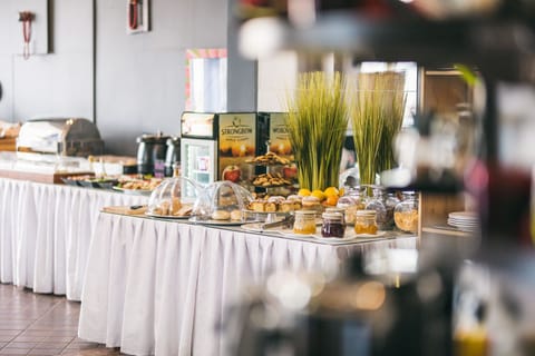 Daily buffet breakfast for a fee