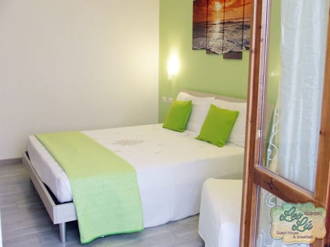 Triple Room | Minibar, desk, blackout drapes, free cribs/infant beds