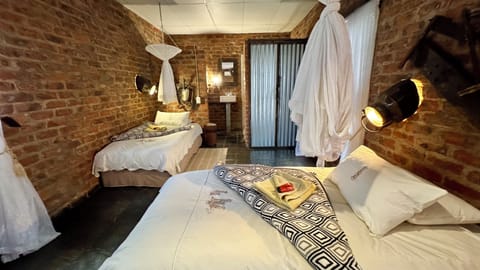Standard Twin Room, Non Smoking | Desk, bed sheets