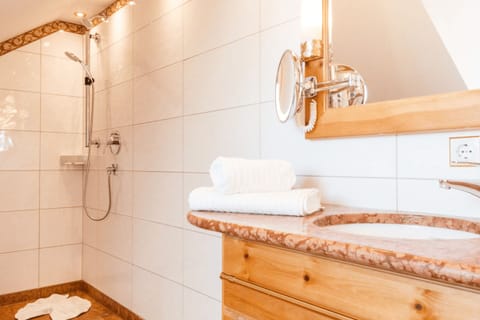 Standard Single Room | Bathroom | Shower, hair dryer, towels, soap