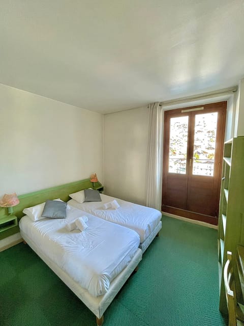 Double Room, Non Smoking | Desk, free cribs/infant beds, bed sheets