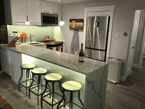 Modern Kitchen with Full-Size GE Appliances with Quartz Countertops