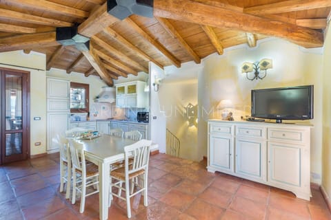 Dining Room, Kitchen