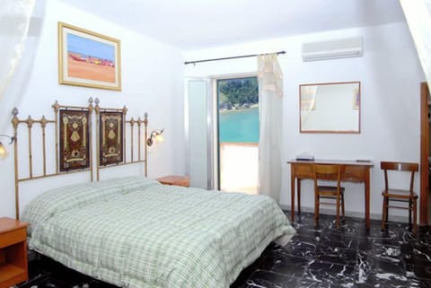 Double Room, Sea View | Desk, blackout drapes, free cribs/infant beds, free WiFi