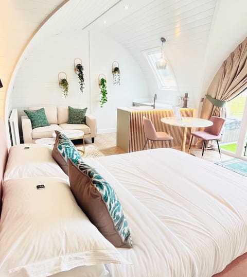 1 bedroom, Egyptian cotton sheets, premium bedding