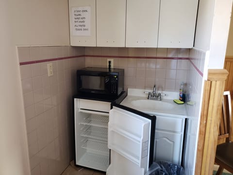 Basic Room, Multiple Beds, Kitchenette | Individually decorated, iron/ironing board, free cribs/infant beds