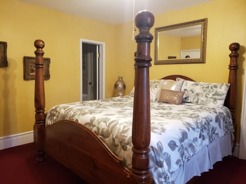 Deluxe Room, 1 King Bed, Non Smoking | Individually decorated, iron/ironing board, free cribs/infant beds