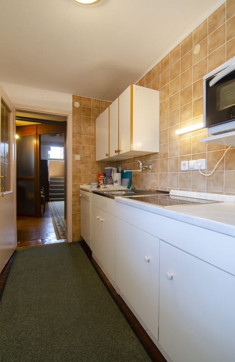 Classic Apartment, Garden View | Private kitchen | Cookware/dishes/utensils