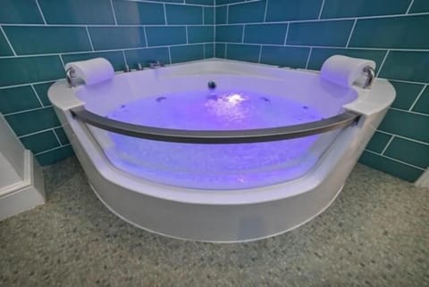 Luxury Double Room | Bathroom | Combined shower/tub, free toiletries, hair dryer, towels