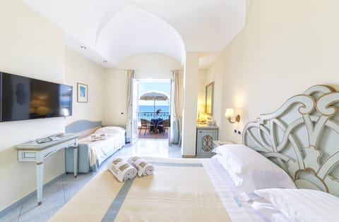 Queen Superior Sea View | Premium bedding, minibar, in-room safe, desk