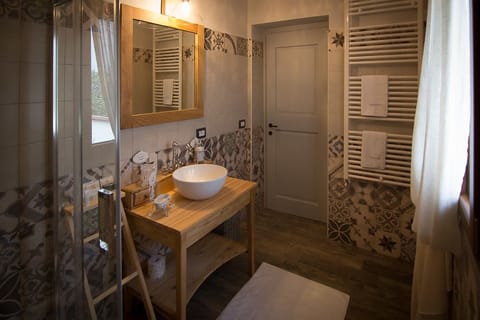 Exclusive Double Room | Bathroom | Shower, rainfall showerhead, free toiletries, hair dryer