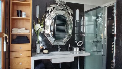 Deluxe Suite, Accessible (Victor) | Bathroom | Shower, rainfall showerhead, free toiletries, hair dryer