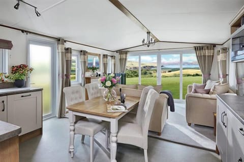 Premium Plus Caravan 2 | In-room dining
