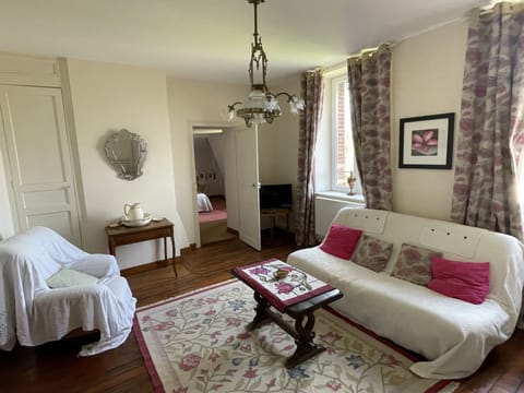 Suite | Free WiFi, bed sheets