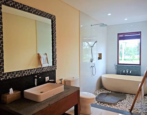 Combined shower/tub, deep soaking tub, rainfall showerhead