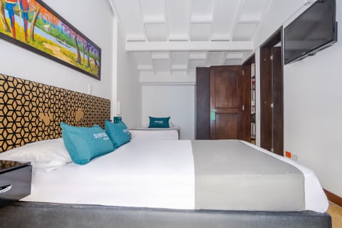 Triple Room | Desk, laptop workspace, free WiFi, bed sheets