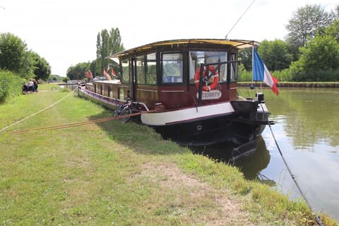 Cottage beside the Briare Canal, in the heart of Puisaye ponds. Cottage in Centre-Val de Loire