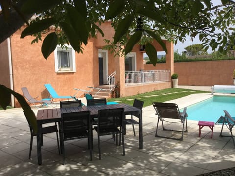 L'ISLE-SUR-LA-SORGUE vacation rental, comfortable house for rent, swimming pool for 6 people. Online reservation with Plaisirs & Maisons de Provence