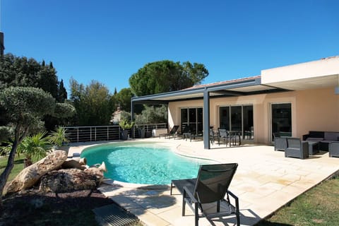 AUREILLE vacation rental, comfortable villa for rent with garden for 4 people. Online reservation with Plaisirs & Maisons de Provence